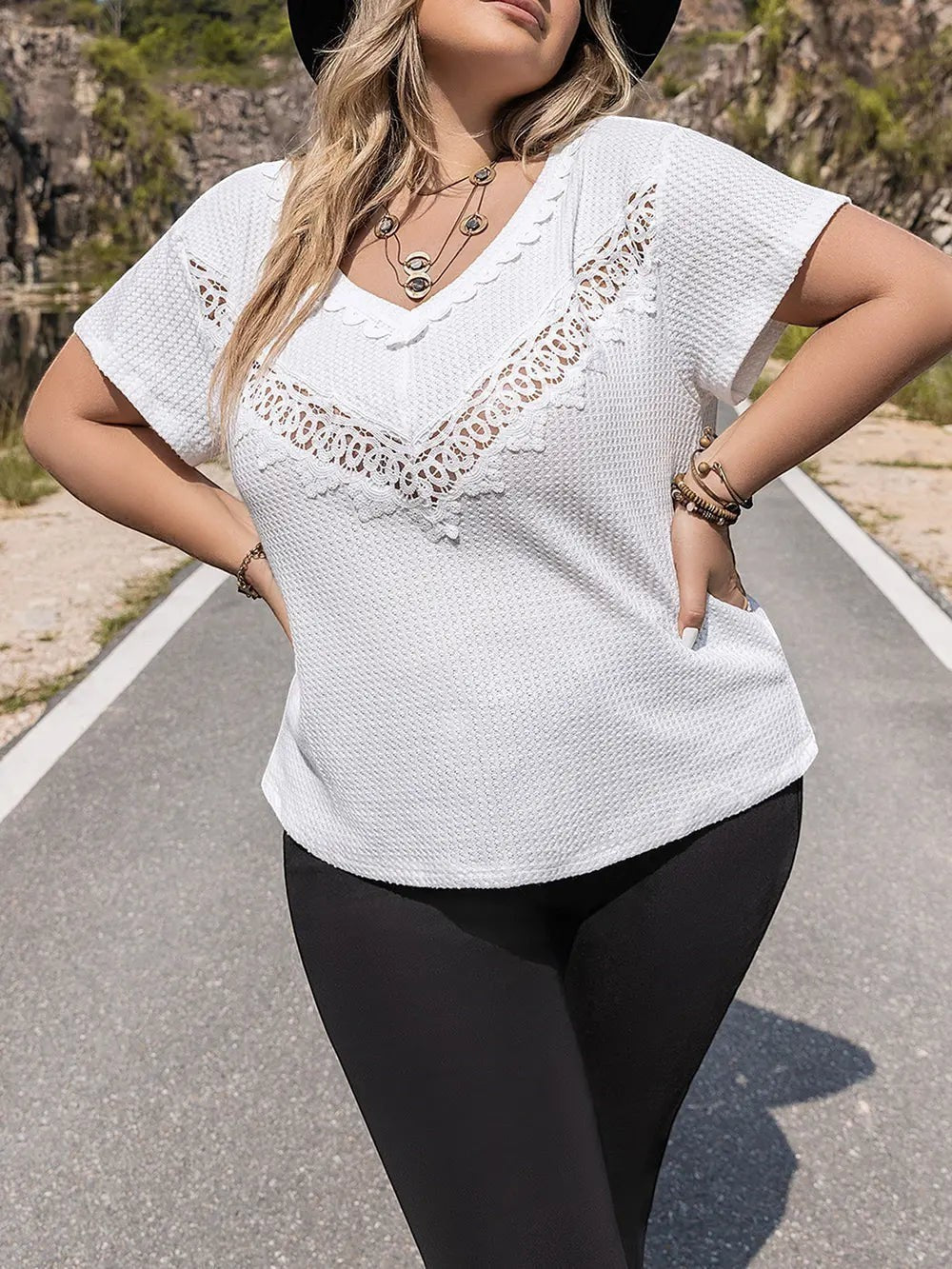 lesshoppingdusud T-shirt blanc en maille gaufrée avec décolleté en V et détails en dentelle, manches courtes.
